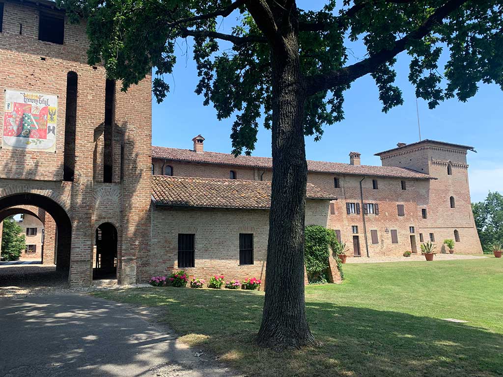 Ingresso al Castello Borromeo di Camairago, location per matrimoni in Lombardia