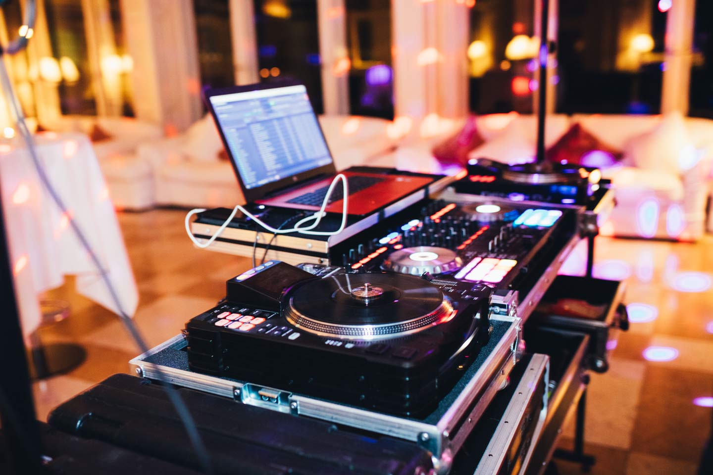 Intrattenimento musicale matrimonio: festa di nozze con dj per matrimoni